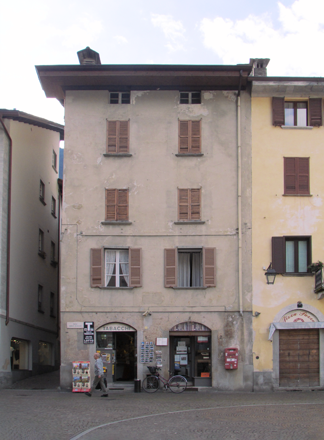 palazzo-piazza-pestalozzi-angolo-perpenti-chiavenna-pre-restauro Facciata palazzo piazza Pestalozzi Chiavenna prima del restauro